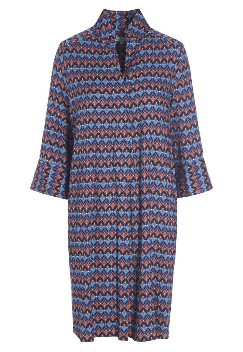 Robe à motifs bleus, bruns et rouges avec un col chemise, des manches trois-quarts et une coupe ample, présentant un design en zigzag.