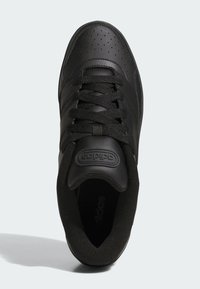 Sneaker nere con tomaia in pelle liscia, dettagli perforati, lacci spessi e colletto imbottito. Presenta un logo sulla linguetta.