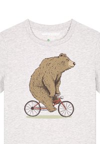 Graues Baumwoll-T-Shirt mit einem Bären, der auf einem roten Fahrrad mit schwarzen Rädern fährt. Das Design ist in erdigen Farbtönen gedruckt.