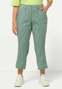 Ulla Popken 7/8 RETROUSSABLE POCHES - Pantalon classique - light moss green