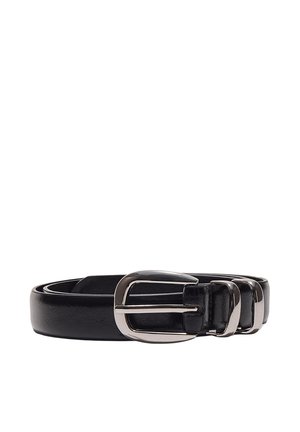 Črni usnjeni pas, zvit, s svetlečo srebrno pravokotno zaponko in dvema zankama za pas na belem ozadju.