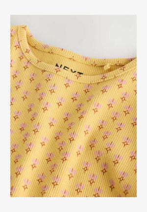 Żółta, prążkowana bluzka z kwiatowym wzorem w różowe i brązowe kwiaty. Posiada zaokrąglony dekolt i metkę z napisem "NEVE".