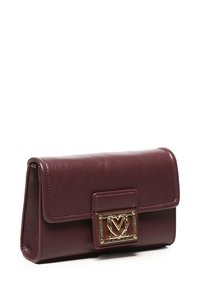 Clutch bag in pelle bordeaux con forma rettangolare, dettaglio in metallo dorato sul davanti e finitura texturizzata. Chiusura con dettaglio del marchio.