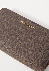 MICHAEL Michael Kors JET SET FLAT CASE - Novčanik - brown