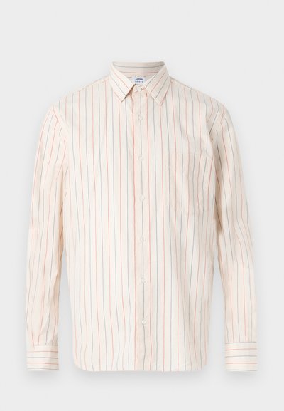 Λευκό πουκάμισο με μακριά μανίκια και κουμπιά, με κάθετες κόκκινες και μπλε ρίγες και μια μονή τσέπη στο στήθος, απλωμένο σε λευκό φόντο.