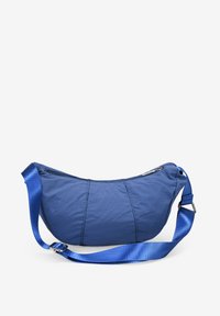 Bolso de hombro de tela azul con forma curva, cierre con cremallera y superficie texturizada. Cuenta con una correa azul acolchada para mayor comodidad.