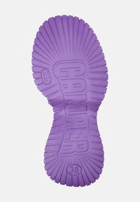 Sole di scarpa in gomma viola con profonde scanalature, "CAMPER" impresso al centro, taglia "38" contrassegnata vicino all'area del tallone.
