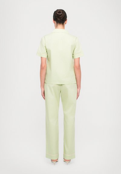 Light green cotton short-sleeve top and matching wide-leg pants, featuring a straight fit and contrasting trim at the hem.