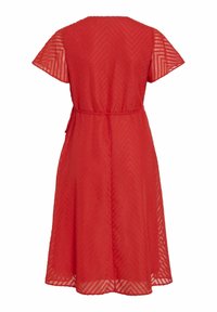Rochie roșie cu un model în zigzag, cu mâneci scurte și talie marcată de o curea, realizată dintr-un material ușor, cu o siluetă fluidă.