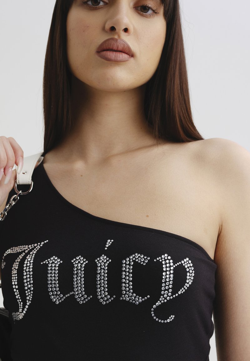 Top nero a spalla unica con lettering "Juicy" in strass argentati, tessuto liscio e una spallina bianca con dettagli in metallo.