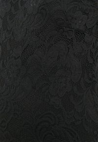 Črn čipkast material s zapletenim cvetličnim vzorcem in izbočenimi teksturami. Oblikovanje prikazuje mrežasto tkanje in podrobne motive skozi celotno površino.