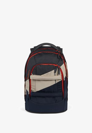 Rucksack mit einem dreieckigen Design in Marineblau, Beige und Rot. Aus Stoff gefertigt, mit Reißverschlüssen, mehreren Fächern und einem gepolsterten Rückenteil.