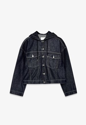 Giubbotto in denim scuro tagliato con cappuccio, dotato di bottoni a pressione argentati e tasche frontali, messo in risalto da cuciture bianche a contrasto.