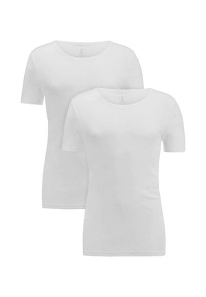 Zwei schlichte weiße T-Shirts mit kurzen Ärmeln und Rundhalsausschnitt auf weißem Hintergrund, eines leicht hinter dem anderen.