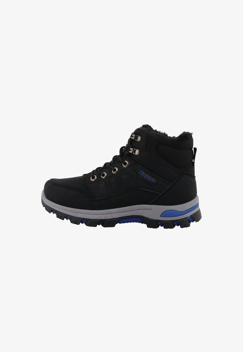 Botte de randonnée isolée noire avec semelle grise et bleue, œillets en métal, col de cheville rembourré et fermeture à lacets, logo sur le côté visible.