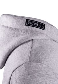 Grauer Hoodie aus weichem, strukturiertem Stoff, runder Kapuze und einem schwarzen Etikett mit "SPITZBUB" an der oberen Naht. Dezente Steppnähte.