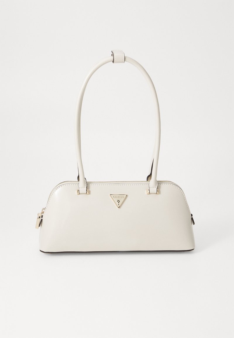 Borsa a mano in pelle lucida color crema con forma curvata, due manici superiori e un logo triangolare in tonalità oro sul davanti. Dettaglio della chiusura con zip.