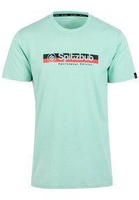 Mintgrünes T-Shirt aus Baumwolle mit einem schwarzen und roten horizontalen Streifen sowie dem Text "Spitzbub Sportswear Edition". Mit kurzen Ärmeln und Rundhalsausschnitt.