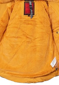 Fleece-gevoerde jas in fel oranje, met een zachte textuur, een zwart etiket met rode accenten en een gladde, duurzame buitenkant.