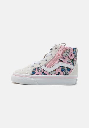 Høj top sneaker med pink sommerfugl- og elefantmønster, hvide snørebånd, pink lynlås og hvid gummisål.