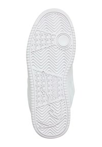 Fehér sneaker talp, texturált gumiból, zigzag és rács mintázattal, valamint köralapú emblémával. Simább felület és kontúros élek.