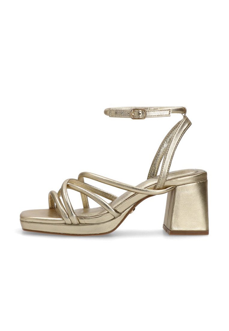 Las sandalias de tacón cuadrado doradas con tiras presentan un acabado metálico, una amplia correa en el tobillo con hebilla y múltiples tiras cruzadas para mayor soporte.