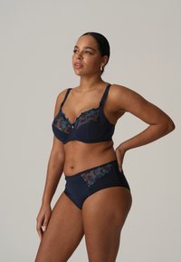 Navy stanik i zestaw majtek z wysokim stanem z koronkowymi akcentami, kwiatowymi wzorami, regulowanymi ramiączkami i gładką teksturą.