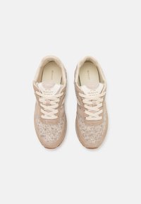 Ein Paar beige und cremefarbene GANT Sneakers mit Schnürsenkeln, wollartiger Textur sowie markiertem Zungen- und Innensohle, von oben auf einem weißen Hintergrund betrachtet.