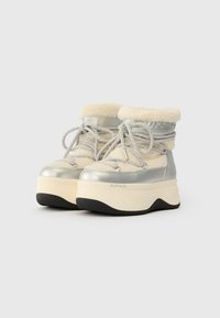 Sølv- og cremefarvede polstrede ankelstøvler med snørelukning, faux fur-foring, kraftig hvid sål og sort gummisål. Buffalo-branding til stede.