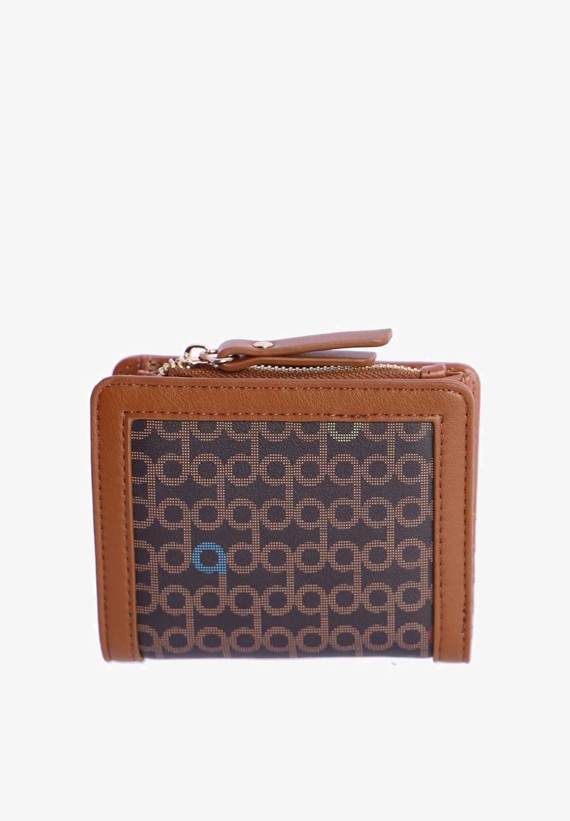 Pequeña cartera marrón con ribete de cuero marrón claro, tela estampada con formas geométricas marrones repetidas y una azul, y una cremallera en la parte superior.