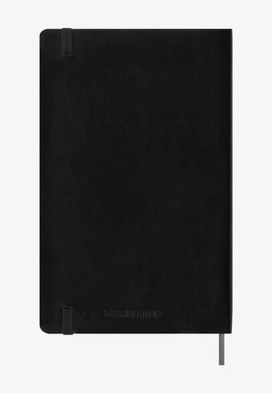 Taccuino Moleskine nero con copertura in pelle testurizzata, angoli arrotondati, chiusura con elastico e logo impresso in basso.