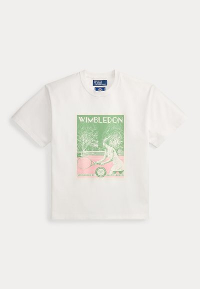 Λευκό T-shirt με πράσινο και ροζ σχέδιο ενός τενίστα σε γήπεδο και κείμενο που αναγράφει Wimbledon και Ralph Lauren.