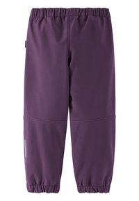 Pantalons softshell violets avec une taille élastique, des poignets froncés et des coutures de panneaux contrastantes. Présente un détail réfléchissant sur le côté.