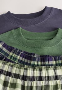 Tre capi girocollo: blu navy scuro, verde uniforme e a quadri con verde, blu navy e bianco. Il tessuto sembra morbido, con polsini a coste e trame.