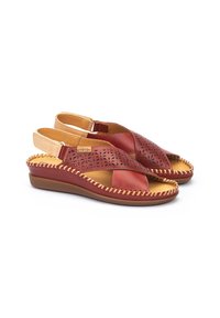 Sandalias de piel rojas y marrones con diseño recortado, detalles trenzados en los bordes, plantilla acolchada y suelas de goma planas.