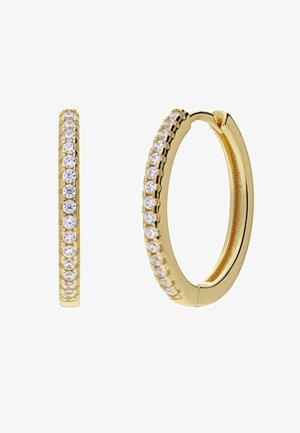 Boucles d'oreilles créoles en or avec une rangée de petites pierres précieuses rondes et claires serties le long du bord extérieur, vues de face et de côté.