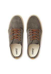 Sneaker in suede grigio con lacci marroni, punta rotonda, suola in gomma beige chiaro e marchio all'interno. Design minimalista con una texture liscia.