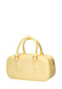 Borsa a tracolla gialla in ecopelle con forma arrotondata, doppio manico e chiusura con zip. Presenta logo impresso e dettagli metallici.
