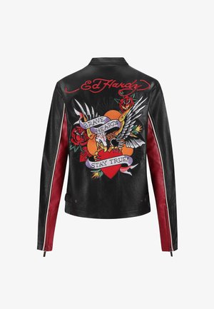 Veste de moto en cuir noir avec des designs colorés brodés dans le dos, incluant des roses, un aigle et des banderoles affichant du texte.