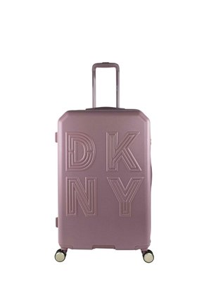 Maleta rígida en color malva con el logo "DKNY" en relieve. Cuenta con asa retráctil y cuatro ruedas para facilitar su movilidad. Textura lisa.