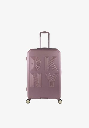 Maleta rígida en color malva con el logo "DKNY" en relieve. Cuenta con asa retráctil y cuatro ruedas para facilitar su movilidad. Textura lisa.