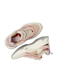 Tenisky s béžovým síťovinovým svrškem, pastelovými akcenty v růžové, fialové a zlaté barvě, s masivní bílou podrážkou a texturovanými panely.