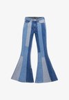 WRANGLER x LAINEY WILSON PATCHWORK JEAN
- Traperice krojene za nošenje s čizmama - patchwork