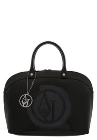Svart glansig handväska med rundade handtag, präglad "AJ"-logotyp i mitten på framsidan och en silverfärgad cirkulär "AJ"-nyckelring hängande från ett handtag.