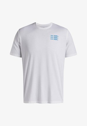 Camiseta de algodón blanca de manga corta, con un logo impreso azul en el lado izquierdo del pecho y un cuello redondo. Textura suave, diseño sencillo.