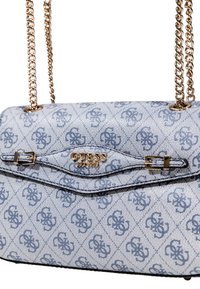 Sac à main bleu clair en toile avec des logos dans un motif en losange. Il dispose d'un fermoir et d'une chaîne dorés, avec des détails de surface texturés.