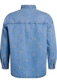 Camicia di denim, azzurro chiaro, con colletto e maniche lunghe. Decorata con ricami dorati a forma di fiore e punti neri sparsi.