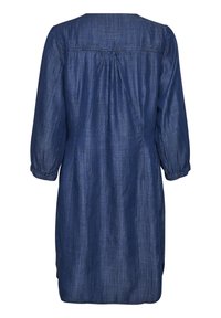 Vestido de mezclilla en azul oscuro con un corte relajado, mangas ¾ y detalle fruncido en la parte trasera. Textura suave, diseño hasta la rodilla.
