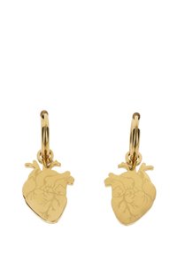 Pendientes de oro en forma de corazón con detalles anatómicos grabados, con un diseño de aro para sujeción. Textura suave y acabado pulido.