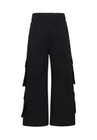 Pantalons cargo larges noirs en coton avec des poches latérales superposées, une ceinture plate et une texture lisse. Les poches arrière sont visibles.